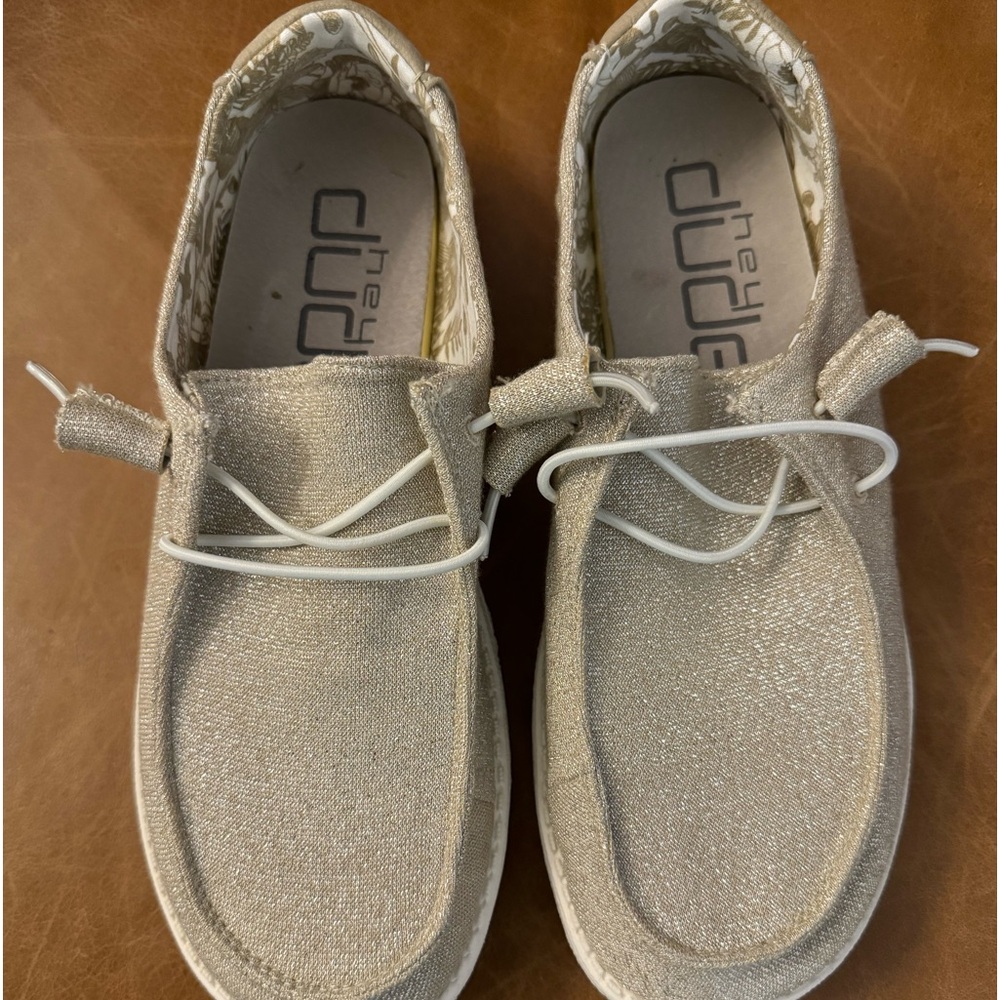 Hey Dude Wendy stretch sparkling beige size 8 like new